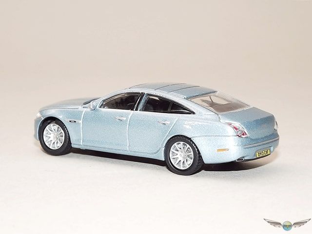 Jaguar xj8 diecast best sale model